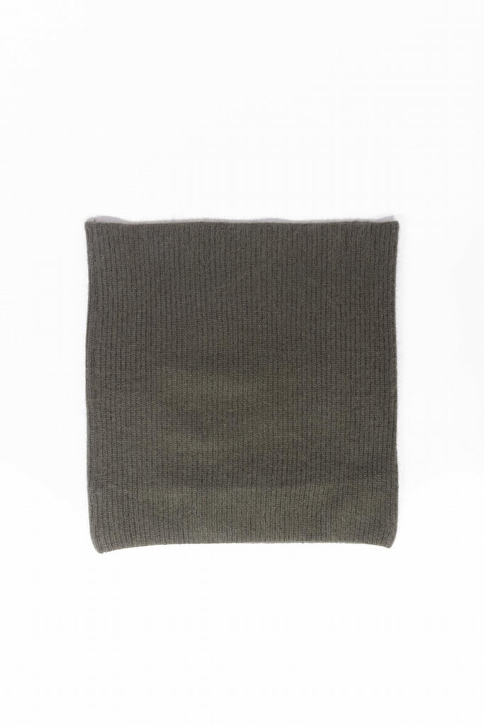cache-cou-maille-gris-agreable-matiere