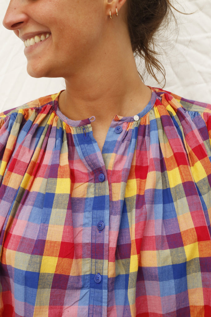 boutons-multicolore-ample-blouse-a-carreaux