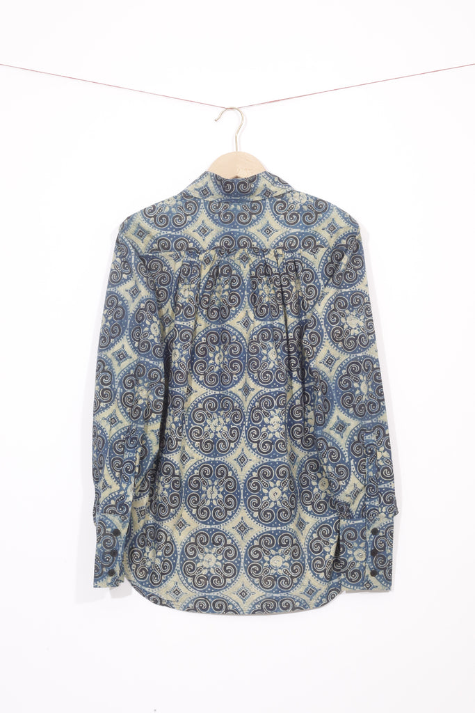 dos-motifs-blouse-manches-longues-coupe-droite