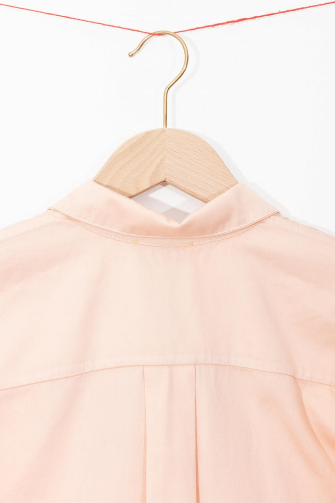 pres-dos-col-lavalliere-chemise-coton-fluide