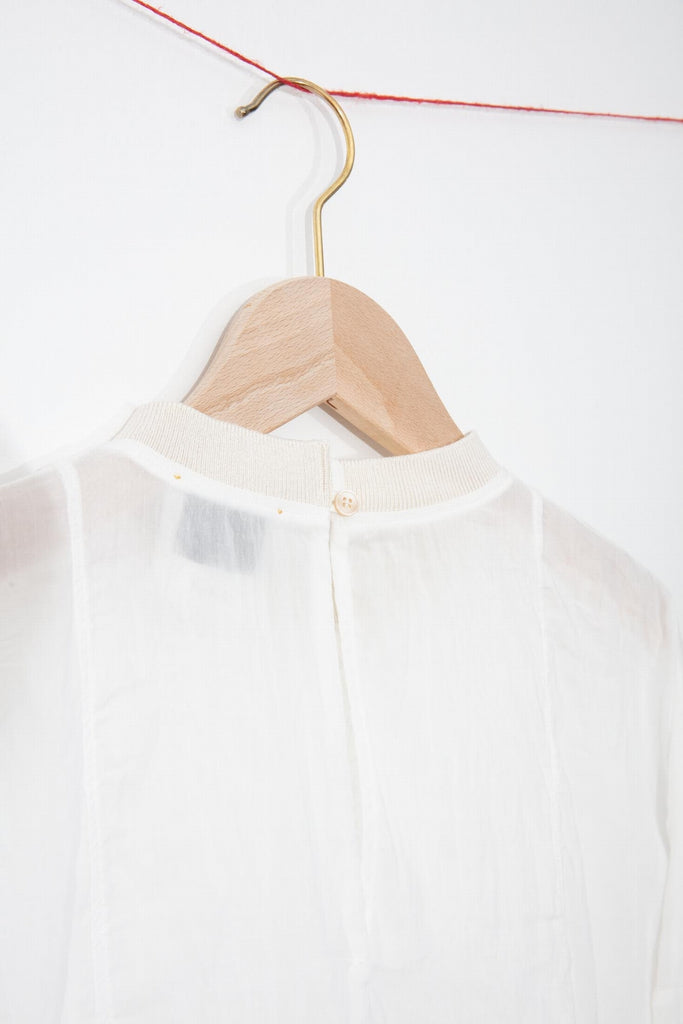 details-dos-vu-de-pres-broderie-blanche-blouse