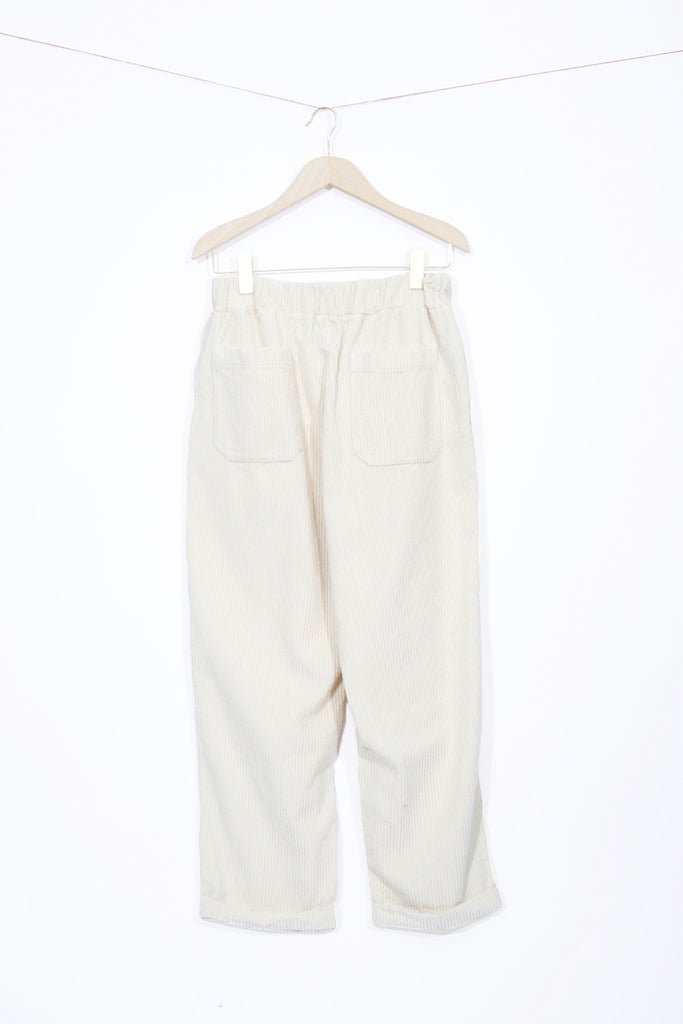 coupe-droite-poches-pantalon-velours-cotele-ourlet