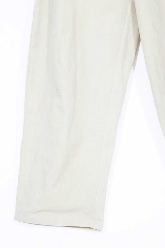 velours-pantalon-vu-de-pres-elastique-blanc-confortable