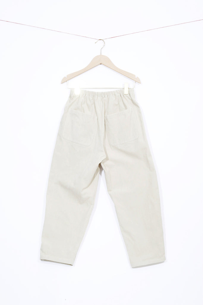 poches-pantalon-blanc-carotte-velours-elastique