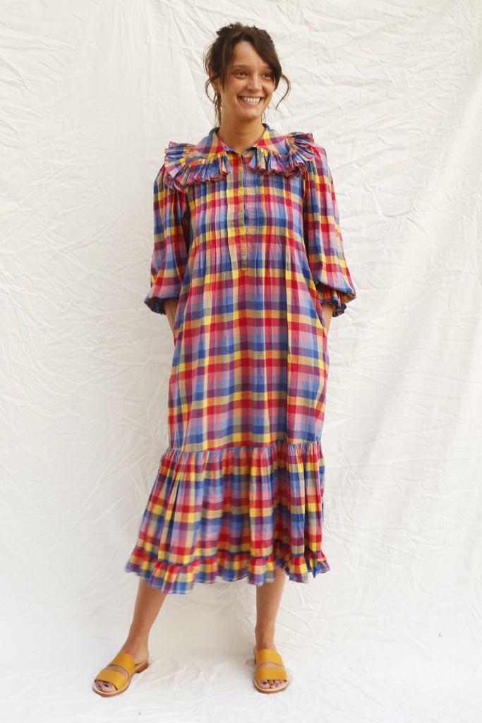 froncee-plissee-robe-carreaux-col-volants