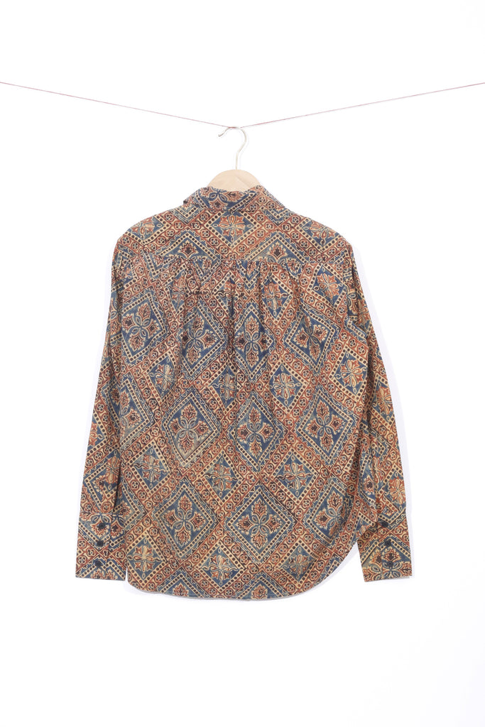 dos-coupe-droite-blouse-motifs-legere-manches-longues