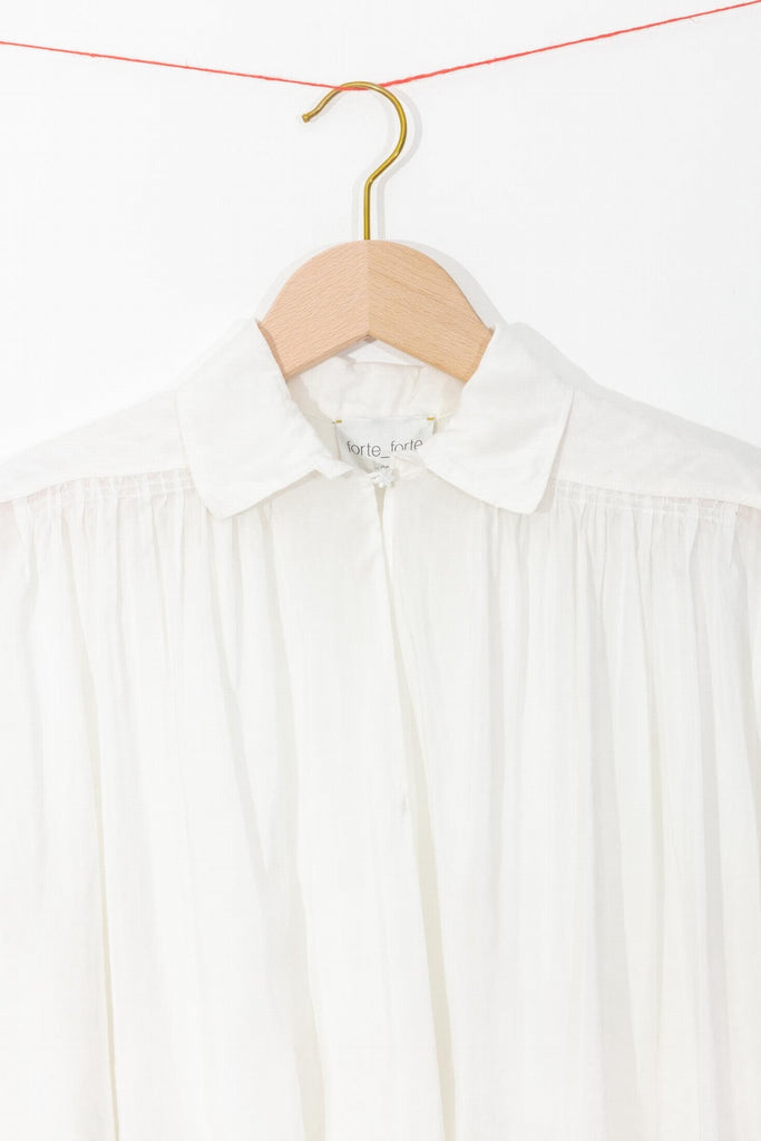 vu-de-pres-blouse-col-blanche-details-legere